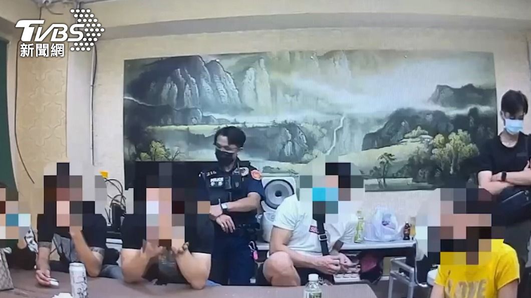 「不要丟喔!」天九牌賭場遭查緝 嫌扔賭具當場被警抓包