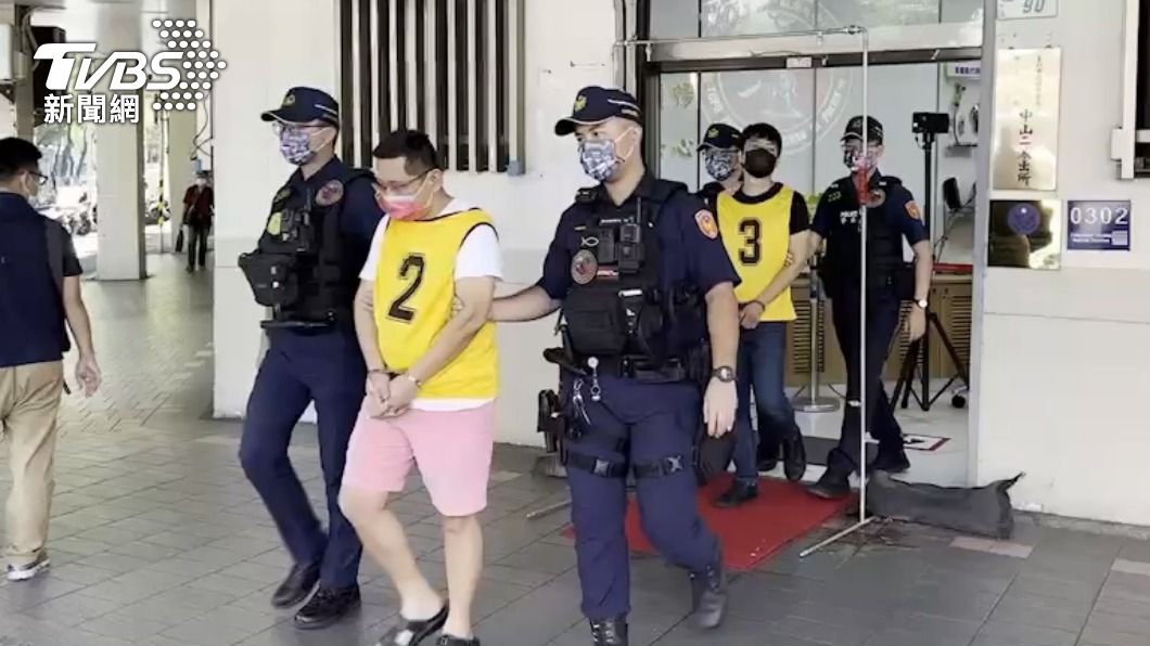 員警逮捕3名業者移送。(圖/TVBS)