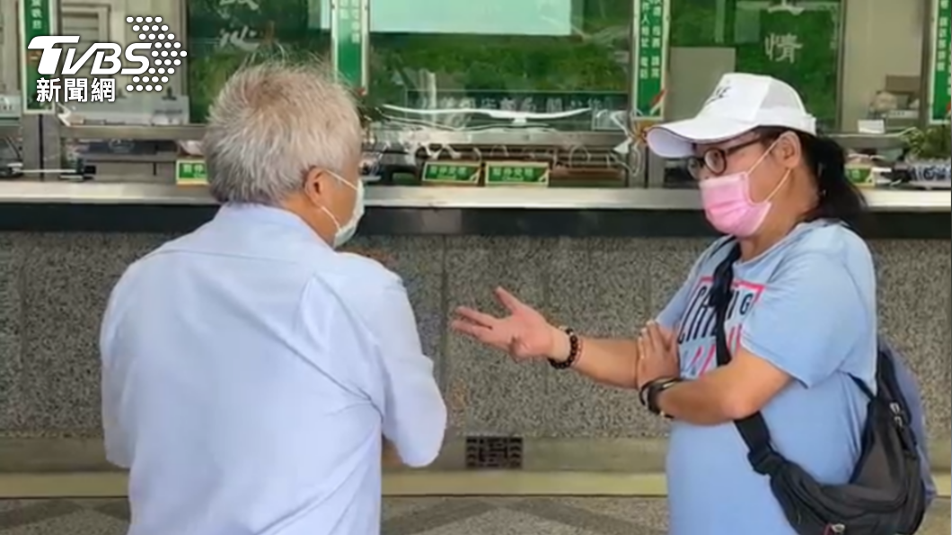 民眾（右）不知道領取五倍券還要先預約，向郵政志工請教相關問題。（圖／TVBS）