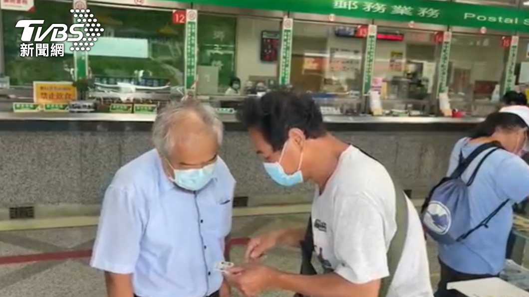 民眾拿著健保卡至郵局想領五倍券，卻發現12日才開放領取。（圖／TVBS）