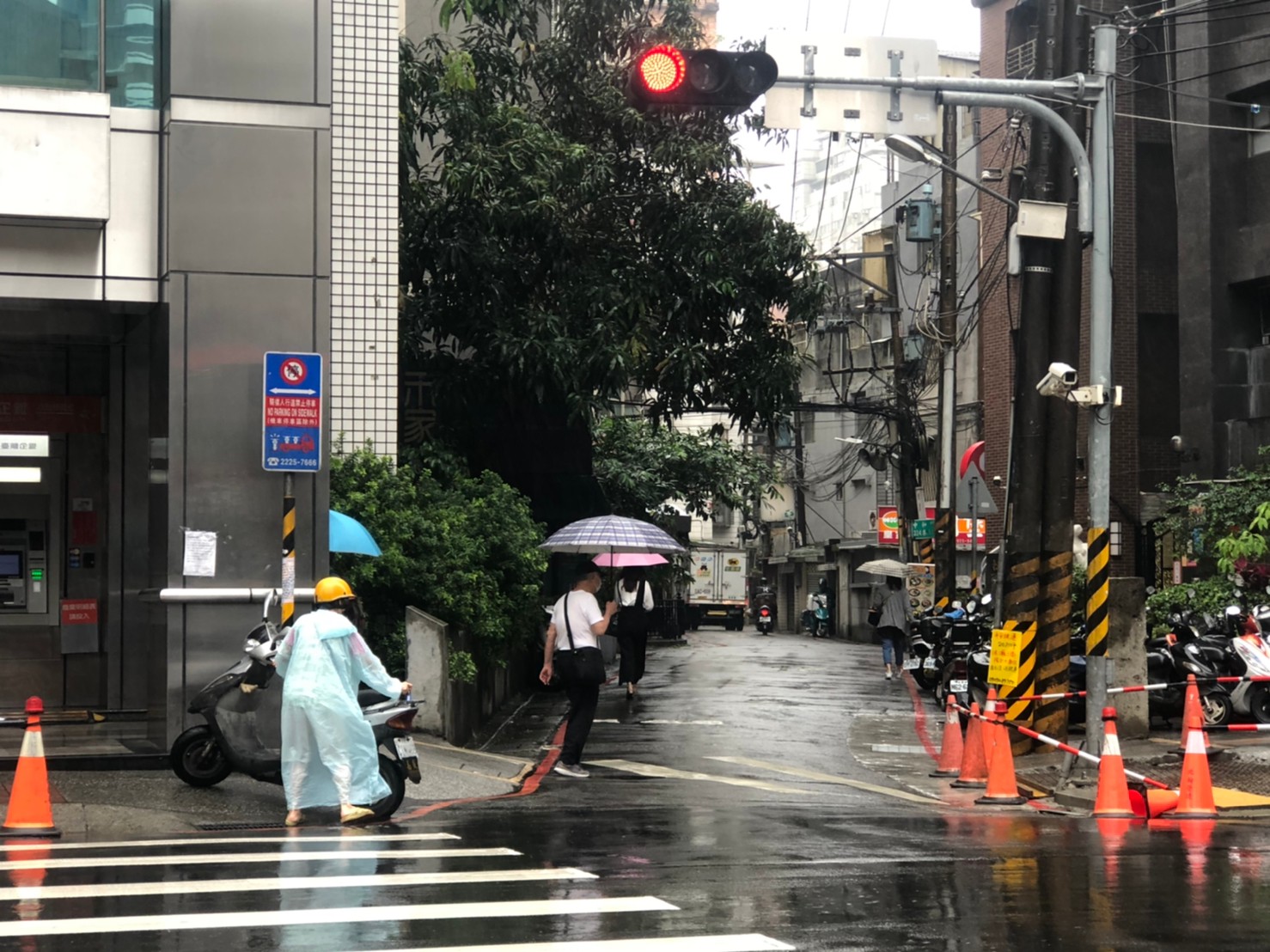 明後兩天有機會發展成為今年第18號颱風「圓規」,不排除會侵襲台灣。(圖/引新聞攝)