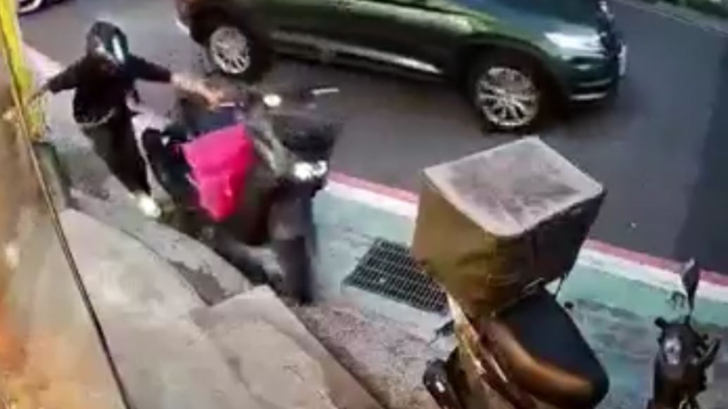油門催落去!外送員下車「卡到包」 沒熄火手一扶...車跑了