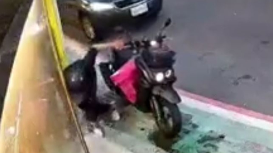 外送員下車時跌倒,不慎催到油門。(圖/翻攝自重機車友各區路況天氣回報中心 臉書)