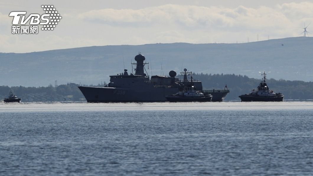 不受解放軍威脅 英國航母指揮官PO看海照