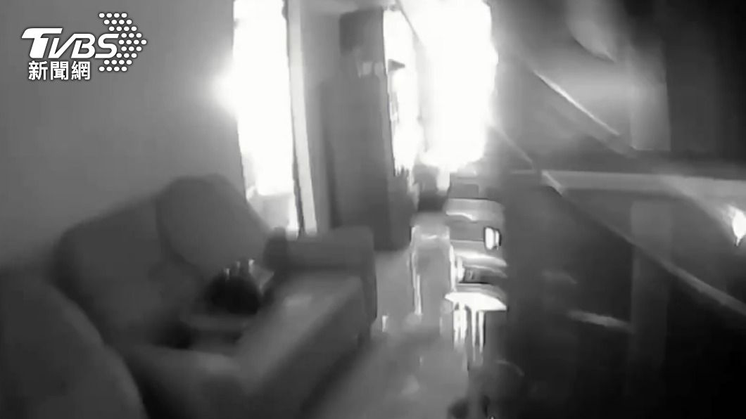 警方進到屋內救援。（圖／TVBS）