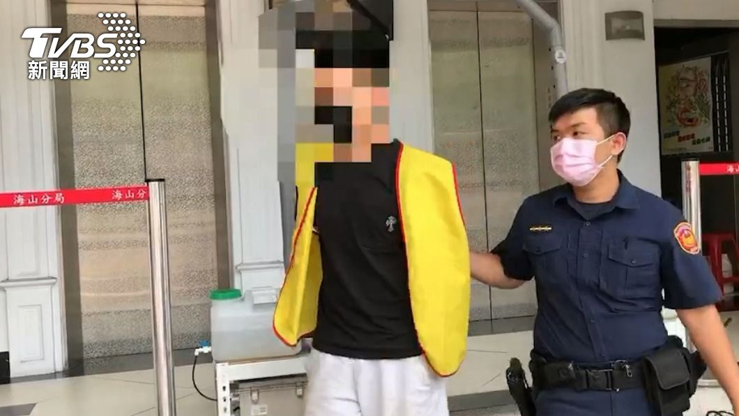 警方在周男身上找到彈簧刀。（圖／TVBS）