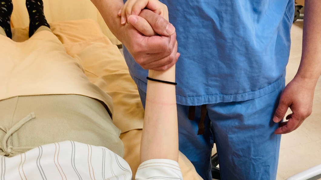 曾醫師將躺下的產婦順勢拉起。（圖／新竹國泰醫院提供）