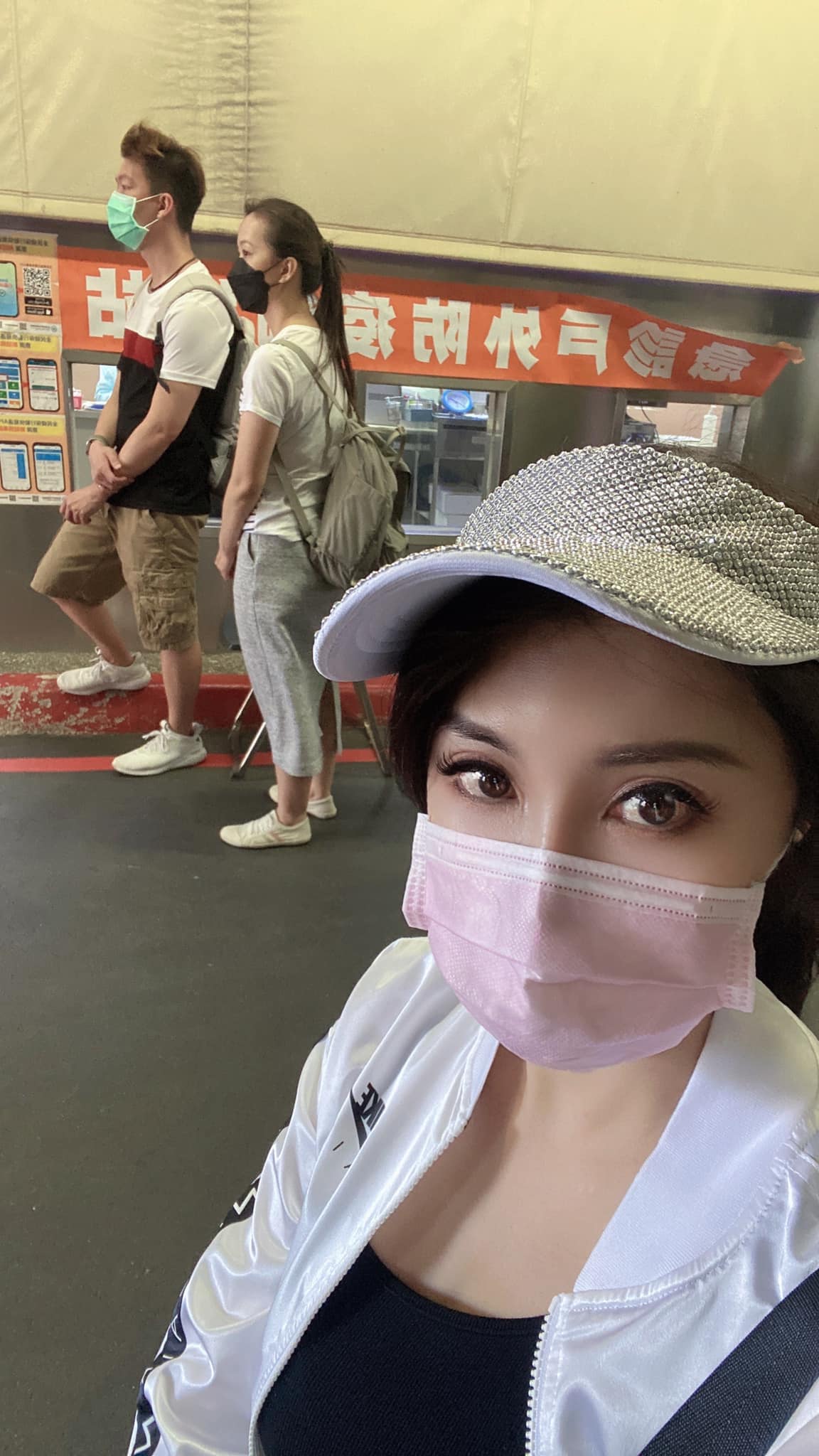 楊麗菁日前在臉書曬出到醫院看護爸爸的照片。(圖/翻攝自楊麗菁臉書)