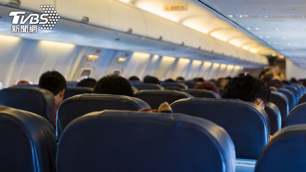 女飛機上掏胸「餵貓母奶」!空服員勸阻嘸效急找地勤求救