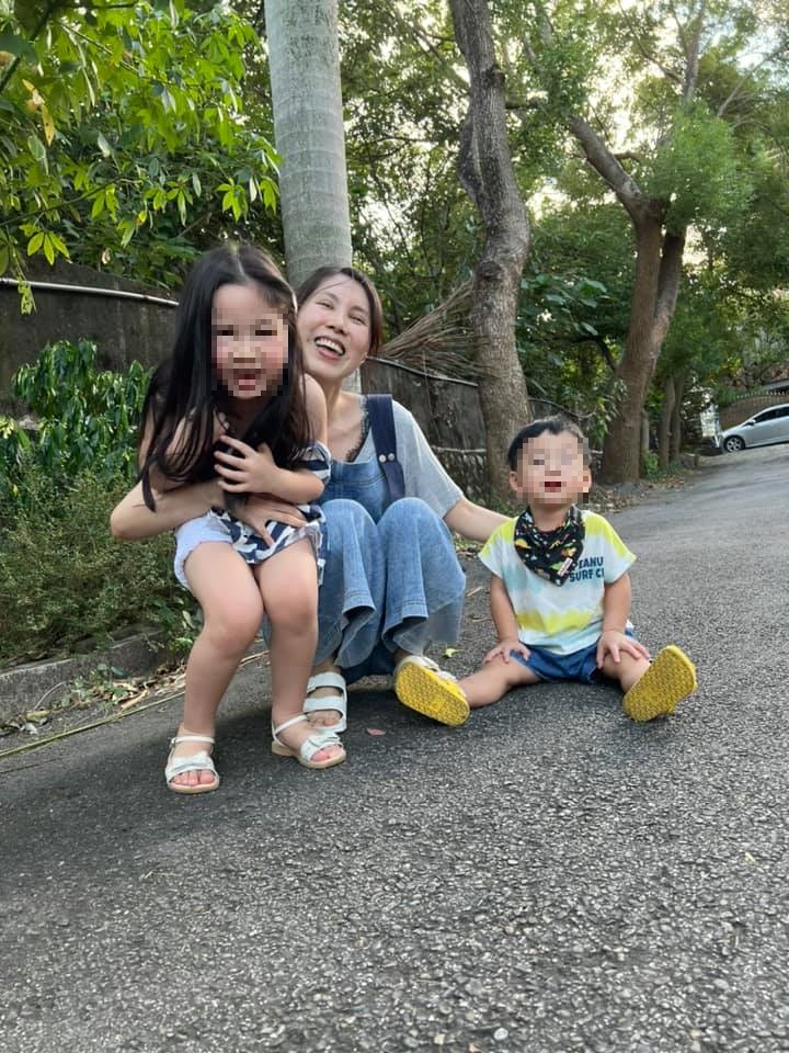 余苑綺和兩個小孩在住家社區散步享天倫樂。(圖/翻攝自余苑綺臉書)