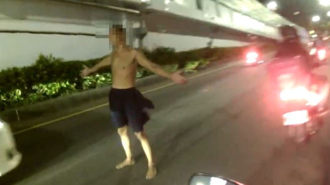 想幹嘛?赤腳又赤膊!男「兩手開開」站路中 駕駛全看傻
