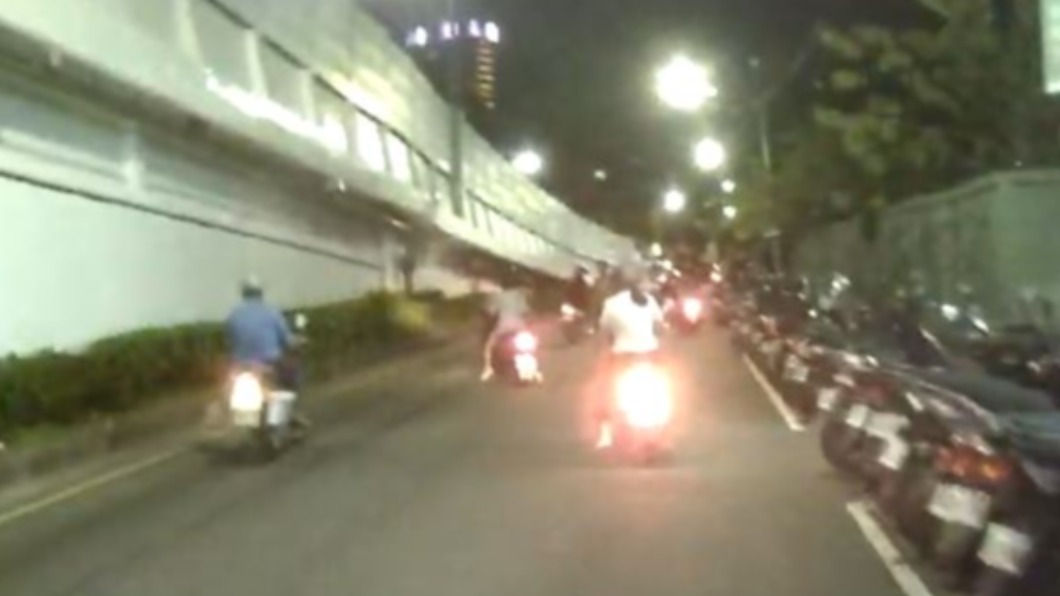 當時下班時段路上人車多。(圖/翻攝自Knight Liu YouTube)