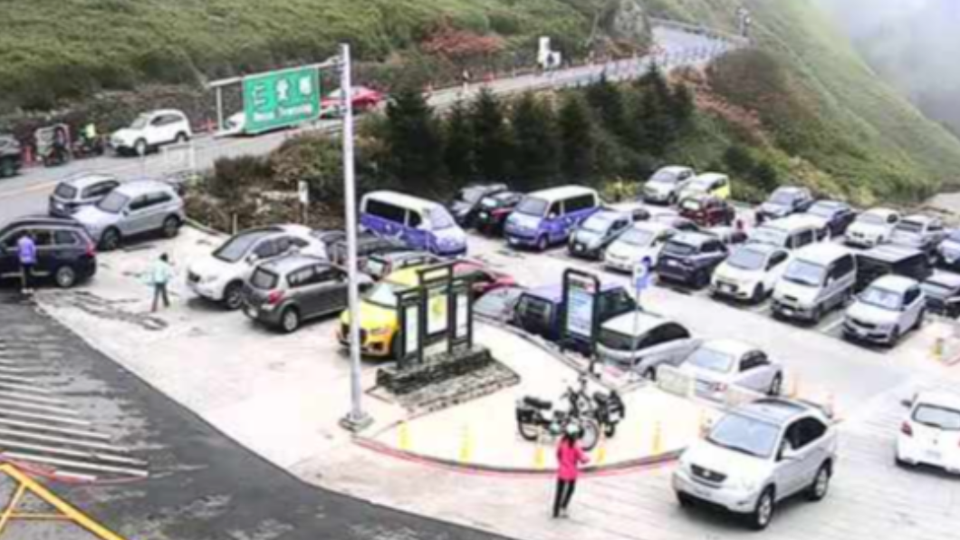 合歡山遊客服務中心停車場。(圖/翻攝自即時影像監視器)