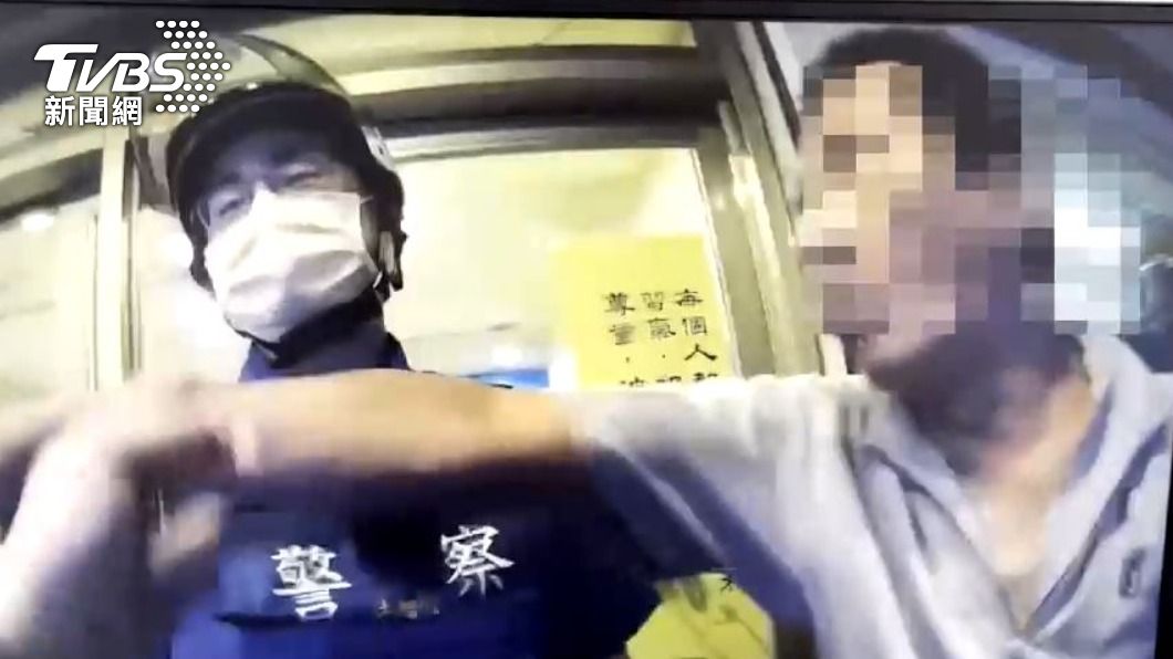 醉男不戴罩闖自助餐店鬧場 見警察竟喊冤「是他打我」