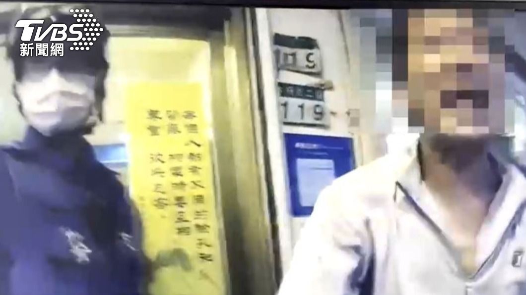 員警將人帶返所保護管束。(圖/TVBS)
