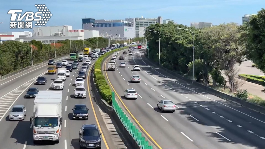 建議在高速公路上行駛還是要保持安全距離,不要玩過火以免樂極生悲才是。(圖片來源/ TVBS)