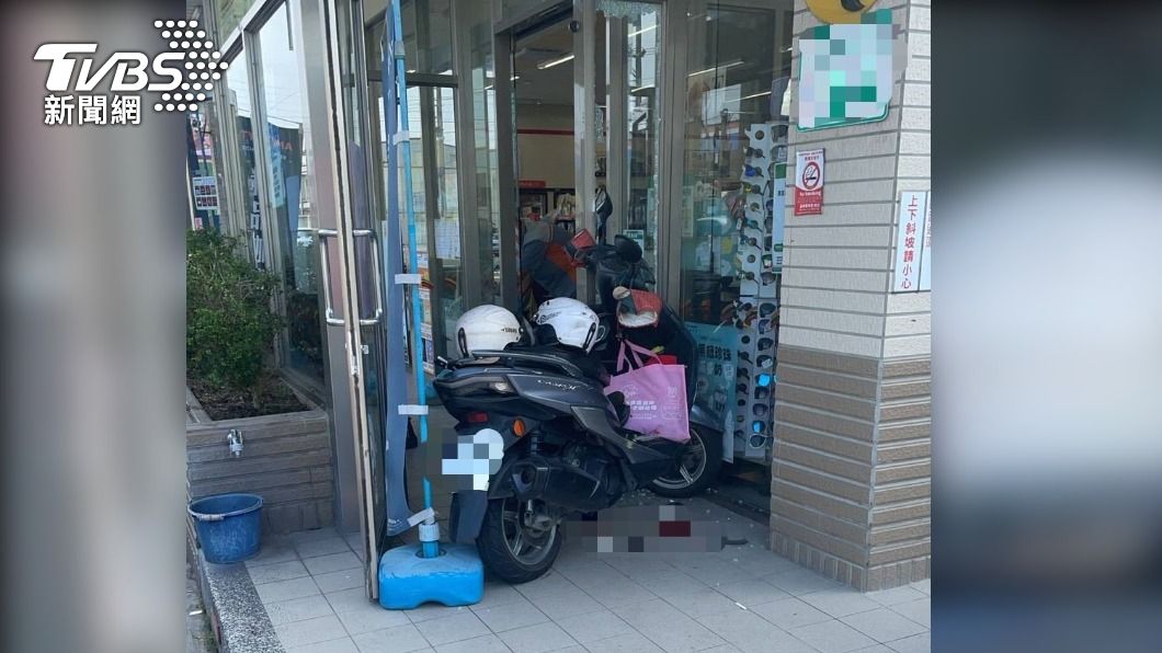 超車不慎!阿公載妻飛車撞超商 玻璃碎滿地3人送醫
