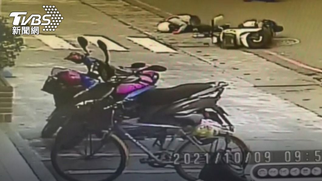 林女摔車倒地。(圖/TVBS)