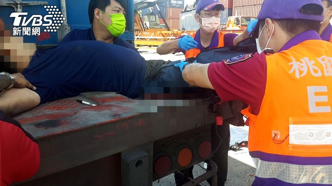 桃園曳引車司機遭夾斷雙腳。（圖／TVBS）