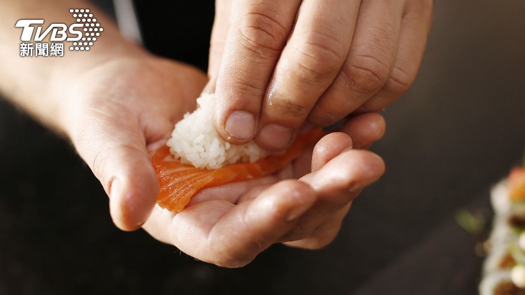 東京首例!吃握壽司「庫道蟲」食物中毒 18人遭殃上吐下瀉