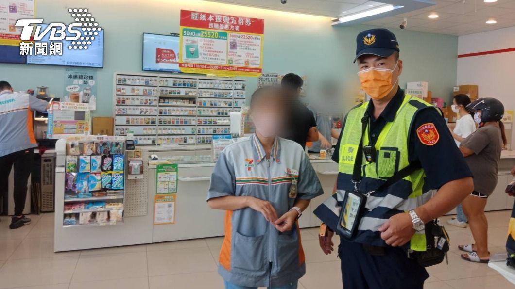 店員不斷感謝警方協助取回。(圖/TVBS)