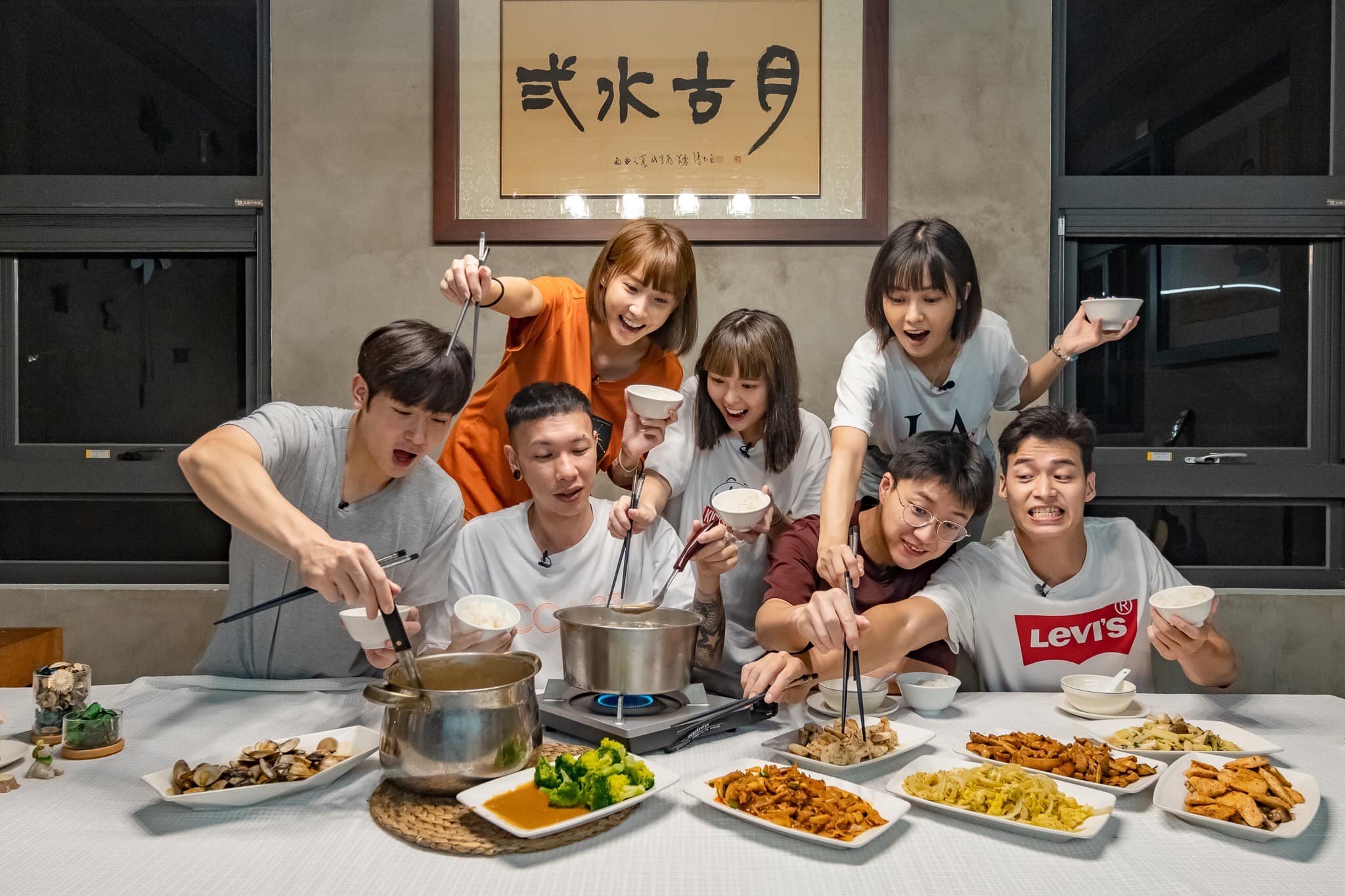 眾人感情超好,錄影結束後仍時常聚在一起。(圖/翻攝自「全明星觀察中」臉書)