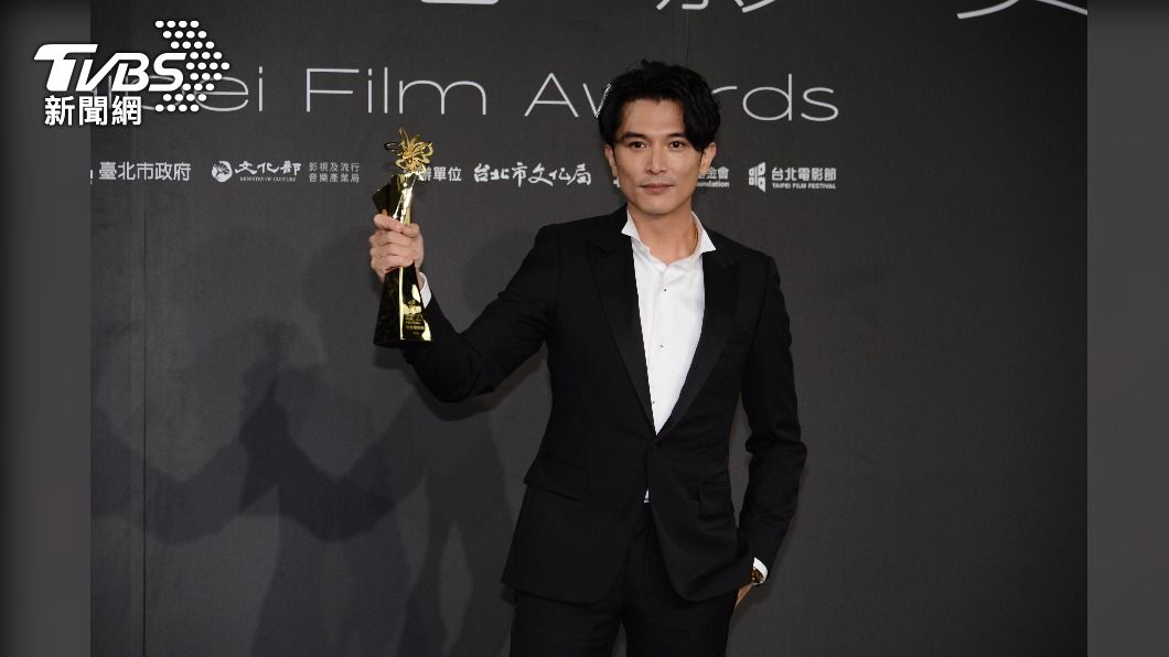 台前台後大不同!典禮零互動 邱澤、許瑋甯慶功宴咬耳朵