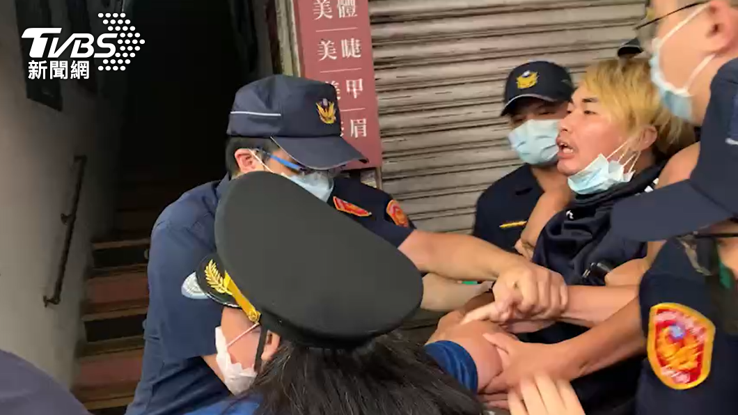 網紅衝出來聲援也被警方帶離。(圖/TVBS)