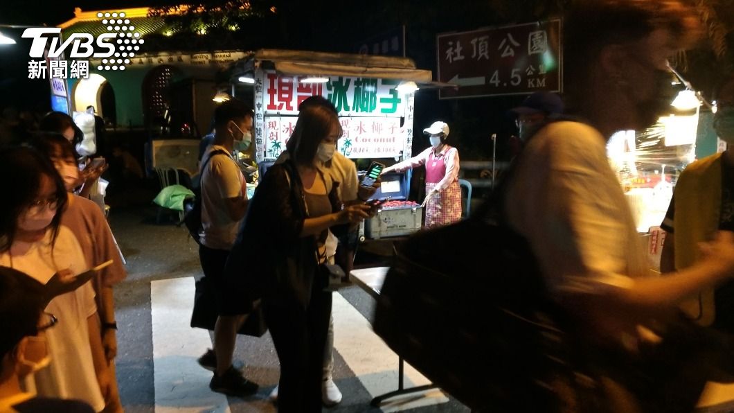 路口有人站崗緊盯實聯制。(圖/TVBS)