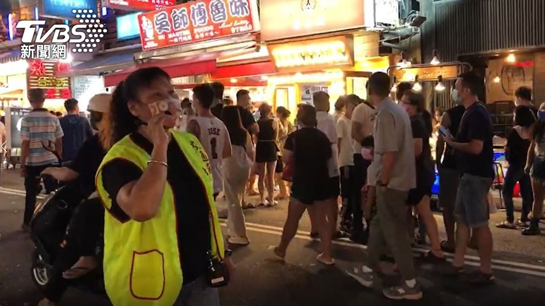 交旅處派志工到場宣導防疫措施。(圖/TVBS)