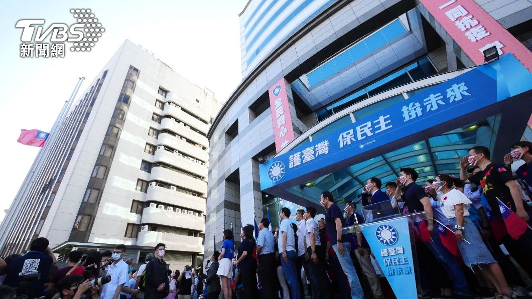 國民黨在黨部前舉辦升旗典禮。(圖/國民黨提供)