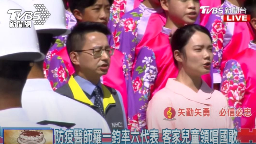 羅一鈞、護理師等人領唱國歌。(圖/TVBS)
