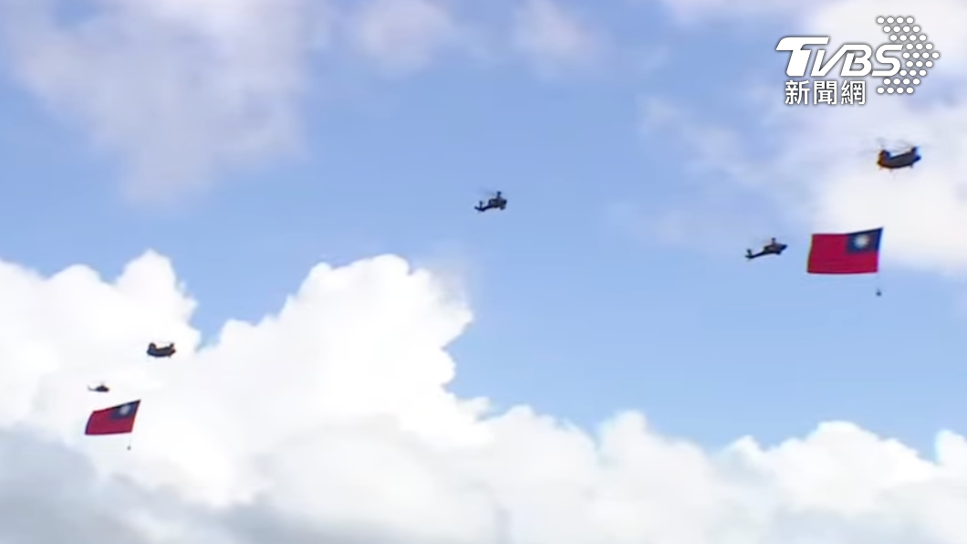 CH-47運輸直升機吊掛史上最巨幅國旗通過總統府上空。（圖／翻攝自蔡英文Youtube直播）