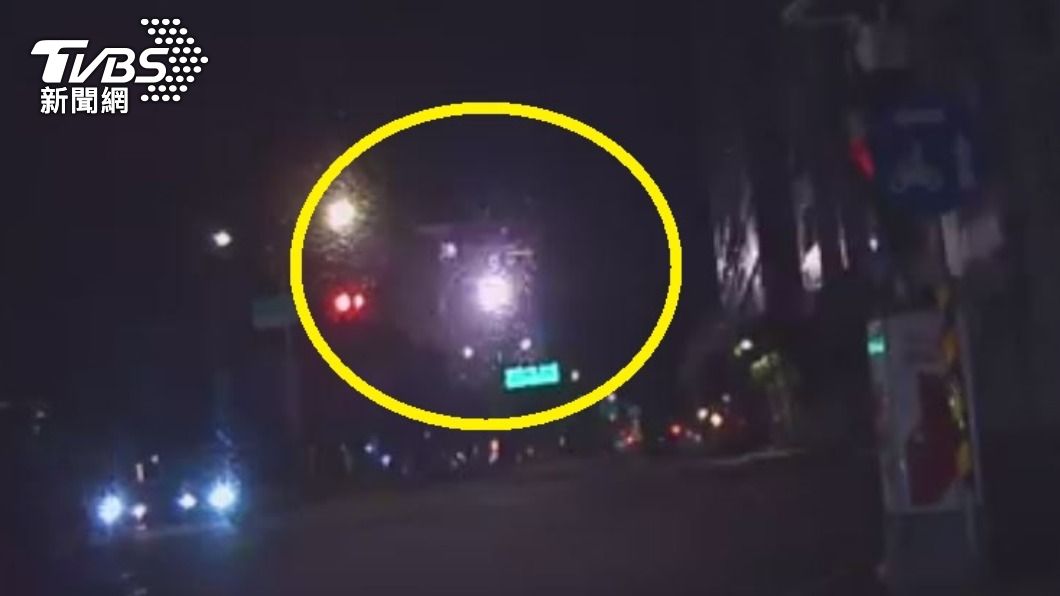 民眾行車紀錄器拍下煙火燃放瞬間。(圖/TVBS)