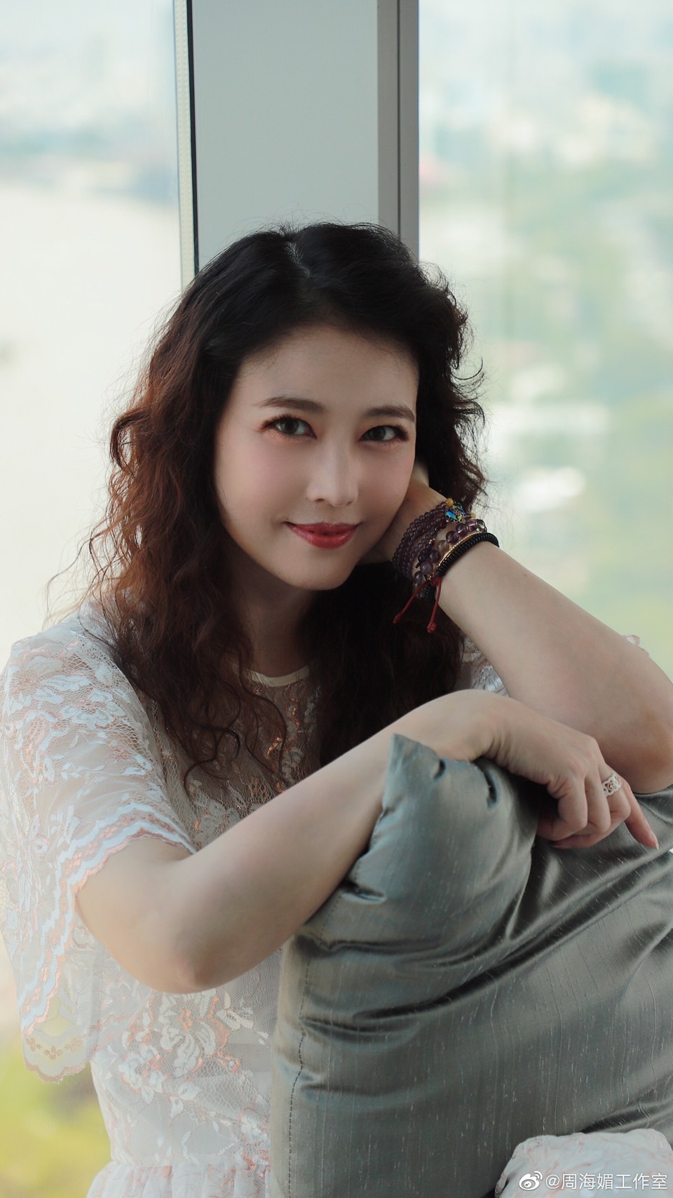 54歲的周海媚依舊保養得宜。（圖／翻攝自微博）