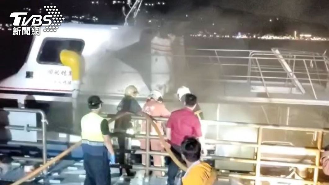 載客赴淡水渡船頭看煙火!前腳一走..遊艇冒黑煙大火燒