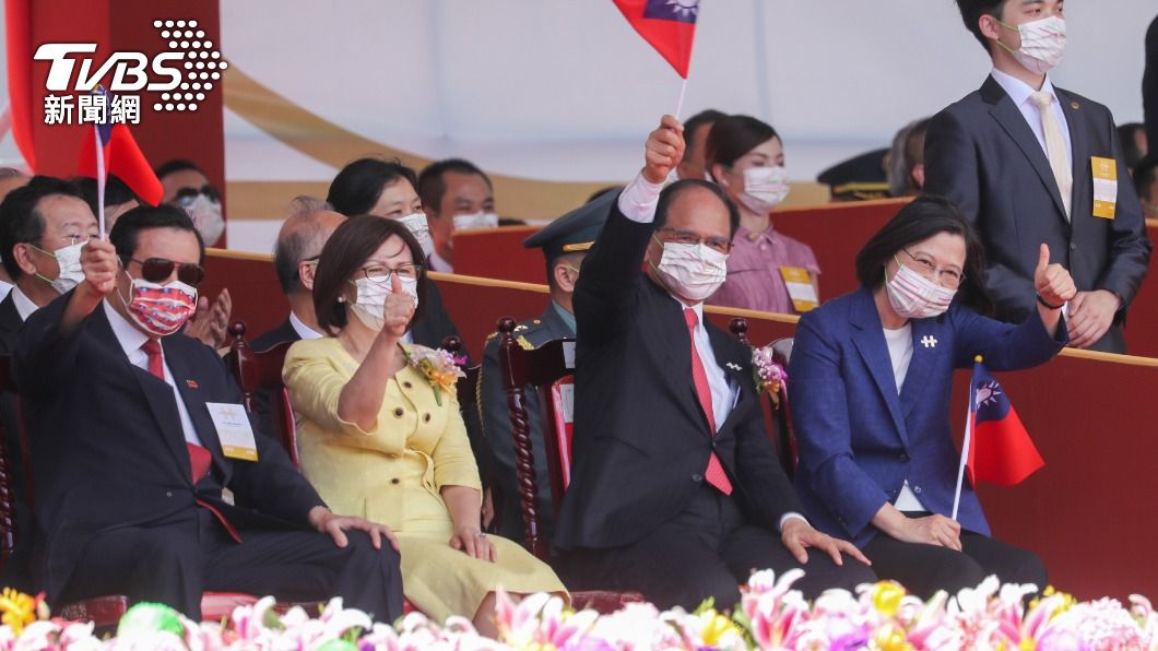 蔡英文(前右)、游錫堃(前右2)及馬英九(前左)等人向遊行隊伍致意。(圖/中央社)