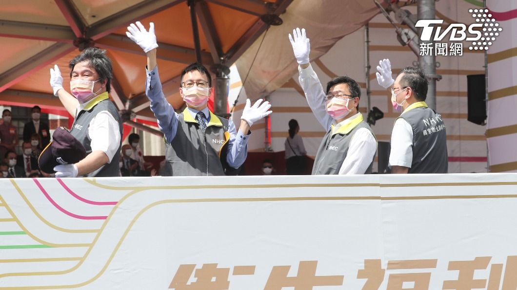 醫福會執行長王必勝(左起)、疾管署副署長羅一鈞、疾管署署長周志浩等防疫有功人員參與國慶車隊遊行。(圖/中央社)