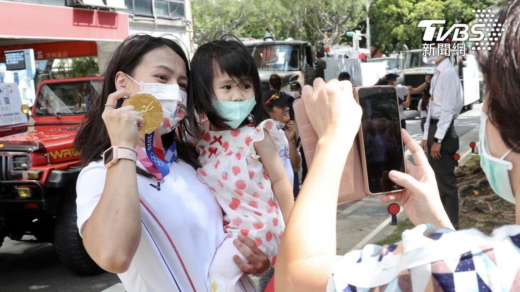 民眾在出發前與「舉重女神」郭婞淳(左)拍照留念。(圖/中央社)