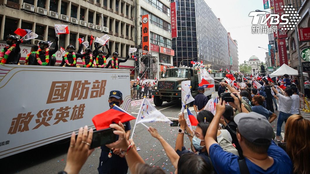 遊行邀請協助防疫、救災、守衛國土的軍警消參與車隊遊行,接受國人喝采。(圖/中央社)