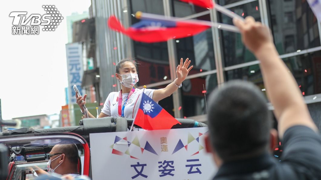 空手道選手文姿云(中)揮手向現場喝采民眾致意。(圖/中央社)