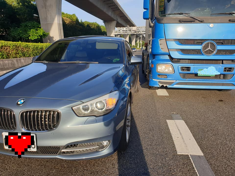 左後門車體遭擦撞。（圖／翻攝自陳伶宣臉書）