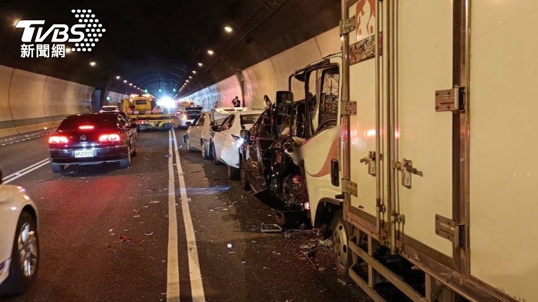 國慶日重大事故!國道「6車追撞7人傷」緊急送醫