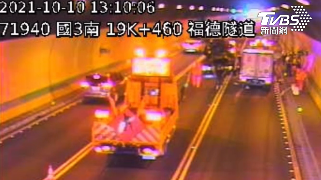 警方馳赴現場助傷者送醫後,排除事故車。(圖/TVBS)