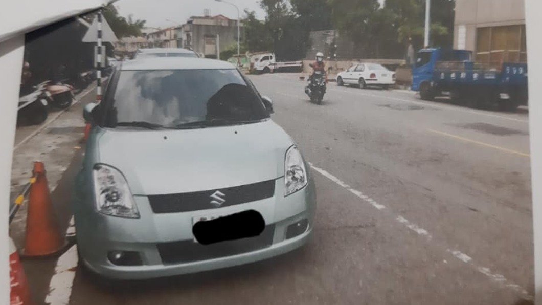 真相是網友根本認錯白線，將愛車停在機車道上。（圖／翻攝自臉書社團爆料公社公開版）