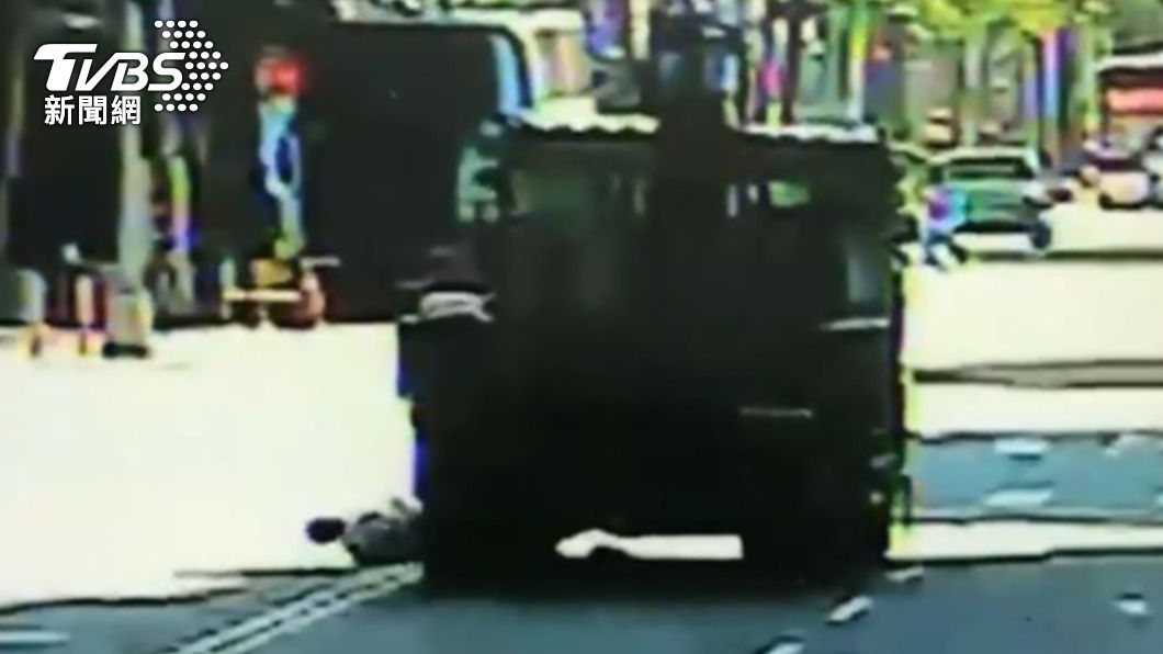 8旬翁過馬路走車縫!大貨車死角撞「雙腿骨折」後肇逃