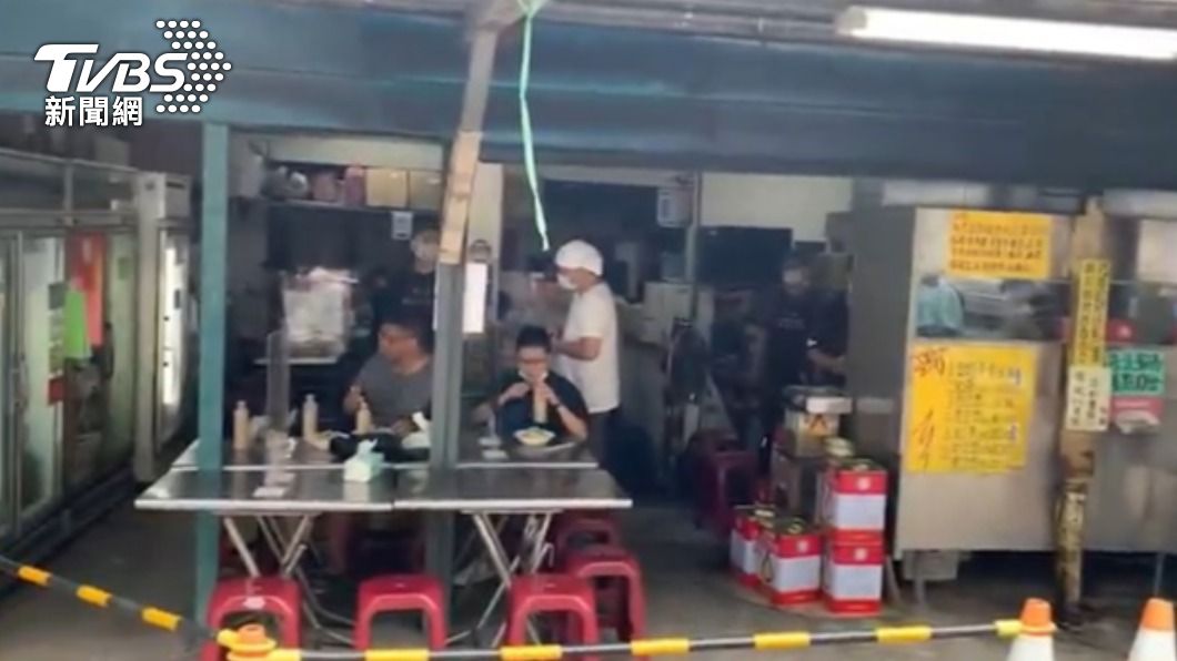 玉里知名臭豆腐店一早就出現排隊人潮。(圖/TVBS)
