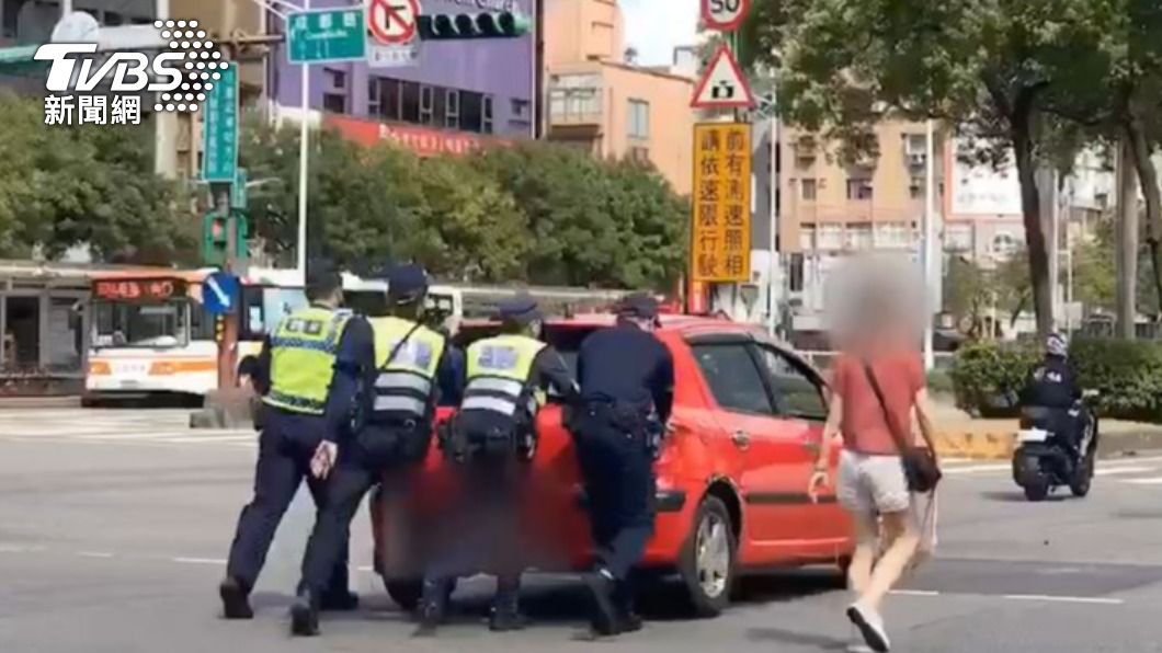 轎車電瓶故障「停中華路」!憂阻國慶遊行 4警徒手推車
