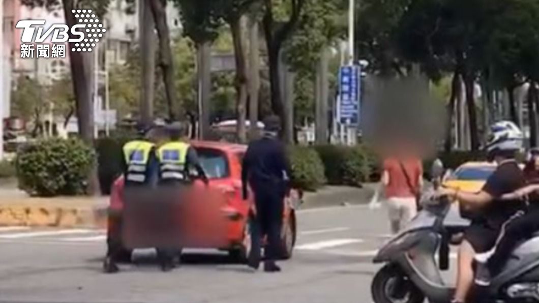 轎車電瓶故障拋錨。(圖/TVBS)