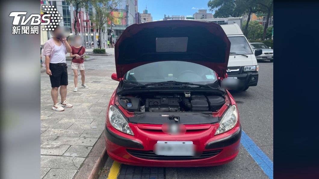 將車輛移置安全位置,避免阻擋國慶遊行車隊。(圖/TVBS)